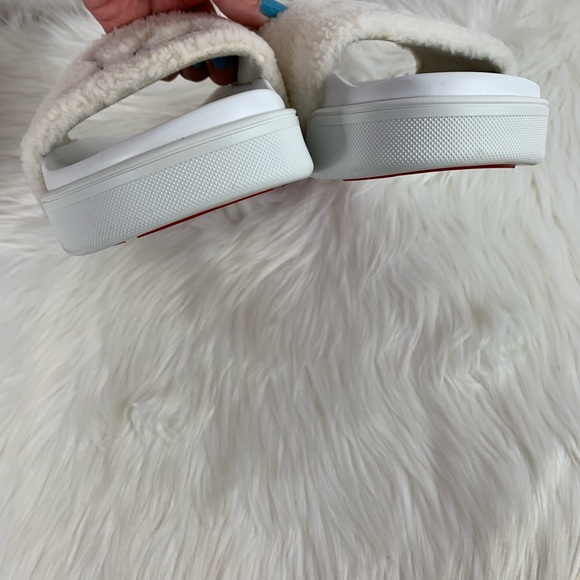Christian Louboutin White & Navy Pool Donna Faux Fur Shearling Fuzzy Pool Slides - Picture 11 of 12